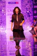 Model walks the ramp for Manish Malhotra Show at Lakme Winter fashion week day 4 on 20th Sept 2010 (14).JPG